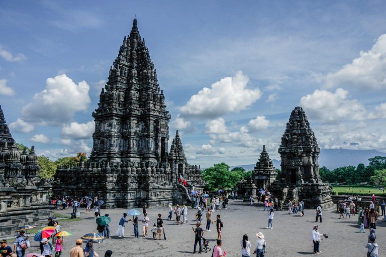 Paket gathering perusahaan ke Yogyakarta dengan Malioboro, Candi Prambanan, Keraton Yogyakarta, Jeep Merapi dan HeHa Sky ViewPaket gathering perusahaan ke Yogyakarta dengan Malioboro, Candi Prambanan, Keraton Yogyakarta, Jeep Merapi dan HeHa Sky View